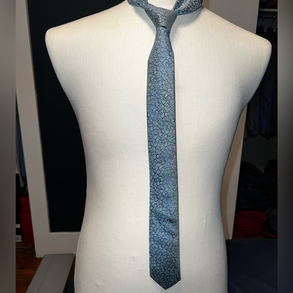 Express floral print tie.